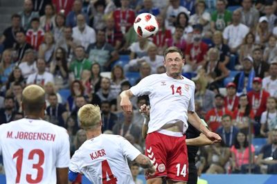 Henrik Dalsgaard springer op og header bolden væk i det danske straffesparksfelt i ottendedelsfinalen mod Kroatien under VM 2018. Ingen spiller i FC Midtjyllands trup har større landsholdserfaring end den nytilkomne forsvarer. Han har spillet 26 A-landskampe. Foto: Ritzau Scanpix