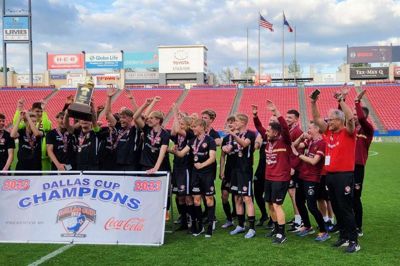 Spillere, trænere og ledere jubler og fejrer i flok efter 1-0-sejren over den brasilianske storklub São Paolo FC i finalen af Dallas Cup 2023. Malte Melin blev matchvinder i finalen, hvor midterforsvareren Mikkel Fischer blev kåret til kampens spiller. Foto: FCM