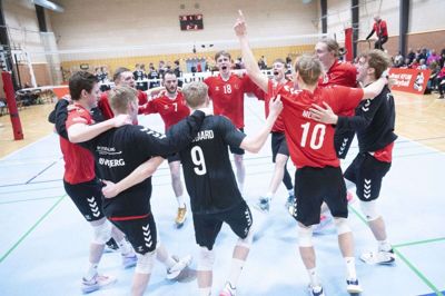 Spillerne fra Ikast KFUM Volleys ligamænd slap alle følelserne løs i aftes, da de med en dramatisk 3-2-sejr over Nordenskov fremtvang en femte og afgørende DM-semifinale. Kampen spilles i morgen aften på udebane. Foto: Erik Kreuzfeldt