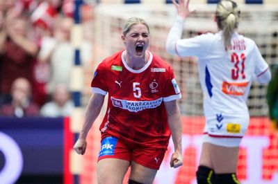 Sarah Iversen brøler sin glæde ud efter den forløsende scoring til 23-21 mod Serbien.