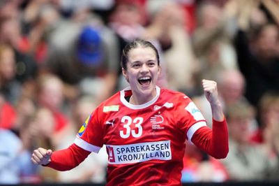 Emma Friis jubler efter en af sine fem scoringer i den danske premieresejr ved VM i Boxen. Publikum blev dog holdt på pinebænken, før jublen smagte helt rigtigt.