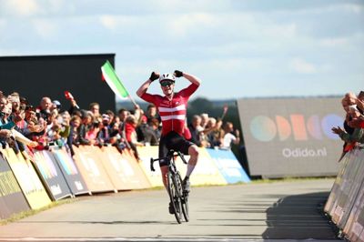 Henrik Breiner Pedersen fra Sdr. Felding kørte fredag middag alene over stregen som U23-europamester. Foto:Ritzau Scanpix