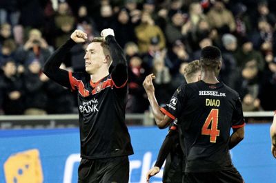 Adam Buksa (t.v.) jubler efter sin sjette sæsonscoring for FC Midtjylland. Polakken stangede et indbydende indlæg fra Joel Andersson uimodståeligt i nettet til 1-0. Det var blot hans anden scoring siden udgangen af august efter en ellers blændende start på sit midtjyske ophold. Foto: Henning Bagger/Ritzau Scanpix