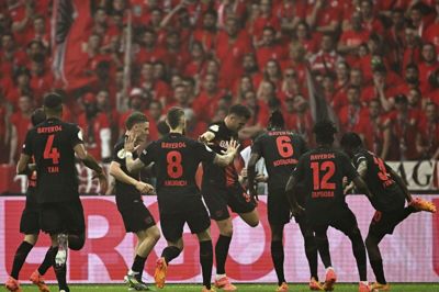 Granit Xhaka fejrer sin scoring med holdkammeraterne.