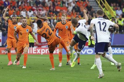 Denzel Dumfries begik straffespark på Harry Kane, som netop havde sendt en afslutning over mål i første halvleg.