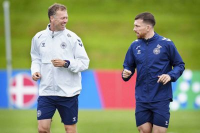 Morten Wieghorst (til venstre) er tilbage i rollen som assistent på landsholdet, efter at han er blevet raskmeldt. (Arkivfoto).