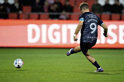 Patrick Mortensen blev dobbelt målscorer i AGF's stensikre sejr over AaB.