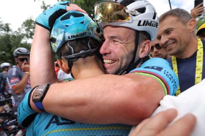 Stort set alle i feltet fik krammere af Mark Cavendish efter sejren.