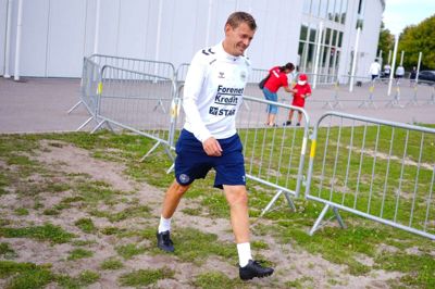 Lars Knudsen er her på vej til sin første træning som vikarierende landstræner.