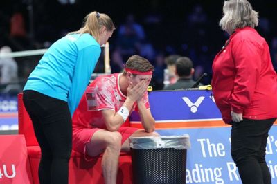 Viktor Axelsen kastede op på banen, da han torsdag tabte til franske Alex Lainer.