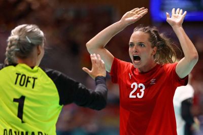 Kristina Jørgensen skriger sin glæde ind mod Sandra Toft, efter at den danske målvogter har disket op med kampens afgørende redning 10 sekunder før tid.