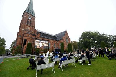 Der var opsat storskærm uden for kirken, så alle interesserede kunne følge med i bisættelsen af Sven-Göran Eriksson.