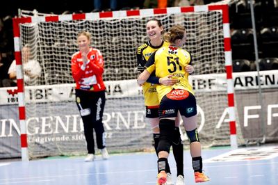 Tre af aftenens profiler stråler efter en midtjysk scoring: Målvogter Irma Schjött, storskytten Ingvild Bakkerud og den tjekkiske bagspiller Markéta Jerábková