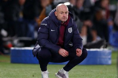 Lee Carsley kunne søndag fra sidelinjen se sit landshold vinde 3-1 over Finland i Nations League.