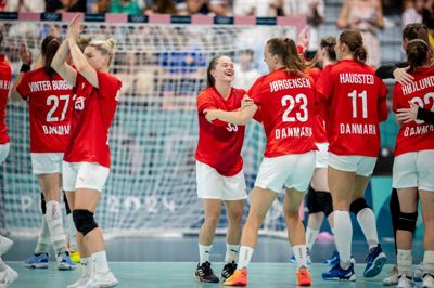 Fløjspilleren Emma Friis, der er født og opvokset i Herning, jubler over den danske sejr sammen med sin værelseskammerat og mangeårige veninde Kristina Jørgensen og resten af holdkammeraterne.