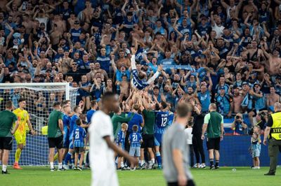 Kæmpe jubel hos Slovan Bratislava, mens FCM-spillerne går knækkede fra banen. Enkelte af dem i tårer.
