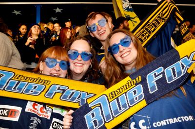 Blue Fox Support blev for nylig kåret til årets supporterklub i dansk ishockey. Det fejrede fansene ved første hjemmekamp med fællesspisning, kolde øl og højt humør. Og stemningen blev kun bedre, da Blårævene slog Odense og strøg til tops i Metal Ligaen