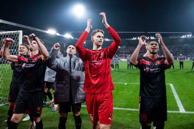 Målmand Elias Olafsson klapper af fansene som tak for opbakningen. De kunne klappe tilbage for en stor præstation fra den unge målmand, der agerede fejlfrit og med stor autoritet.