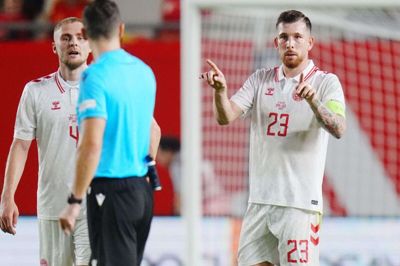 Anfører Pierre-Emile Højbjerg og det danske landshold stod længe godt imod de spanske europamestre.