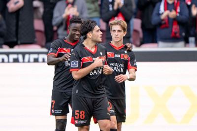 Holdkammeraternes øjne siger det hele. Wauw, for en scoring af Aral Simsir. Kantspilleren tørrede Viborg-forsvaret godt og grundigt og scorede køligt.