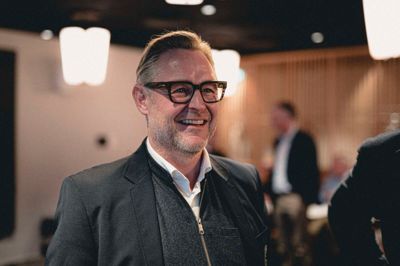 Claus Steinlein havde det brede, velkendte smil på, da han mandag aften blev valgt til ny bestyrelsesformand for FC Midtjylland. Samtidig er fodboldbossen blevet ny administrerende direktør for The Football Collective, der ejer FCM.