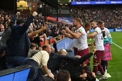 En bolddreng blev kortvarigt mast under bande og fans ved fejringen af West Hams 1-0-mål.