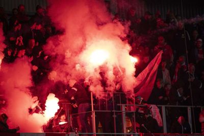 Silkeborg-tilhængere kastede pyroteknik på banen, da Silkeborg fredag aften spillede 1-1 mod AaB.