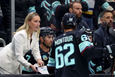 Det var assistenttræner Jessica Campbell, der havde lagt taktikken, da Seattle Kraken med 42 sekunder tilbage af kampen mod Saint Louis Blues tog en timeout og skulle jagte en udligning natten til onsdag.