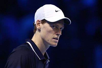 Jannik Sinner vandt søndag sin første kamp i sæsonfinalen i tennis.
