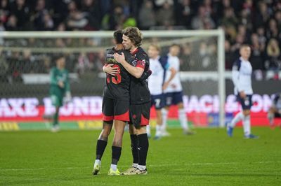 FC Midtjyllands bagkæde - her symboliseret ved Juninho (t.v.) og anfører Mads Bech Sørensen - holdt stand mod AGF i søndagens topduel på MCH Arena.