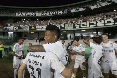 Santos-spillerne kunne fejre sejren og oprykningen til den bedste række med klubbens fans.