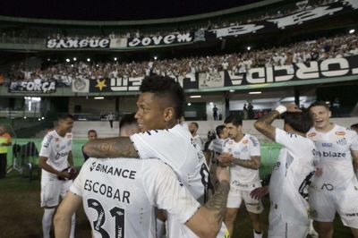 Santos-spillerne kunne fejre sejren og oprykningen til den bedste række med klubbens fans.