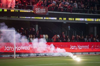 Silkeborg-fans kastede romerlys på banen i kampen mod AaB. (Arkivfoto).