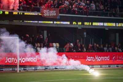 Silkeborg-fans kastede romerlys på banen i kampen mod AaB. (Arkivfoto).