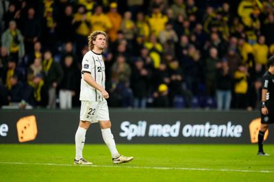 Anfører Mads Bech Sørensen må konstatere, at FC Midtjylland ikke længere er ubesejret i Superligaen. Ulvene er dog stadig på førstepladsen.