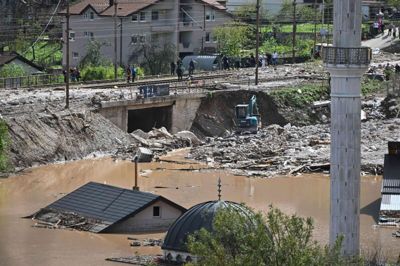 Oversvømmelserne er massive flere steder i Bosnien, hvor huse og bygninger står under vandet.