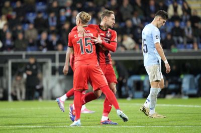 Christian Sørensen (t.v.), der her gratulerer Jan Kuchta med sidstnævntes første Superliga-scoring, føler stadig, at FC Midtjylland har kvaliteterne til at genvinde det danske mesterskab.
