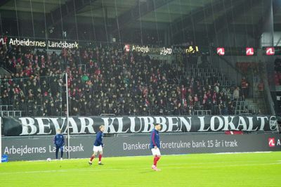 Silkeborgs fans havde mandag første mulighed for på tribunerne at give udtryk for deres utilfredshed over det foreslåede salg af klubben til amerikanske Trivela Group.