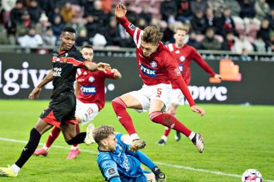 Målmand Elias Olafsson med en af aftenens vigtige og pointgivende redninger i hjemmekampen mod Silkeborg IF.