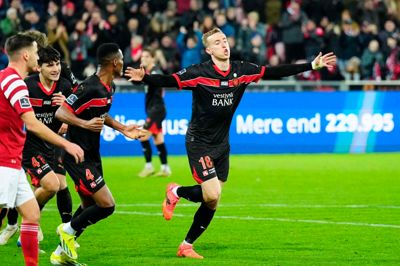 Adam Buksa jubler efter sin scoring til 1-0 for FC Midtjylland. Polakken satte hovedet på et indbydende indlæg fra Joel Andersson efter en fikst indkastskombination.
