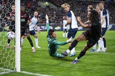 Kevin Mbabu (t.h.) hamrer bolden i nettet bag den tidligere FCM-keeper Jesper Hansen efter en række returbolde i AGF-feltet. Det var schweizerens første mål i ulvetrøjen.