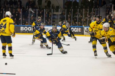 Blue Fox' canadiske angriber Derian Plouffe stod for en flot detalje, da han med staven slog til en puck i luften og scorede et vigtigt mål til 4-2 i fredagens hjemmekamp mod Esbjerg Energy.