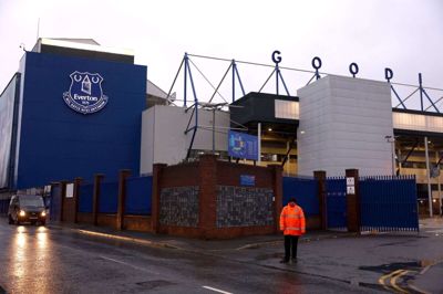 Liverpool og Everton kommer ikke til at møde hinanden lørdag i Premier League.