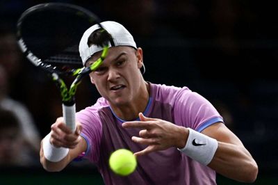 Holger Rune spillede god tennis, da han fredag slog australske Alex de Minaur i Paris Masters.