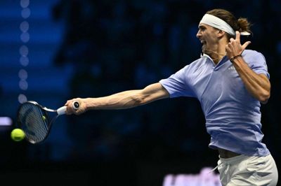 Tyske Alexander Zverev vandt mandag sin første kamp i sæsonfinalen i tennis.