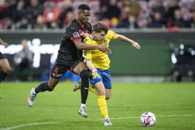 Ousmane Diao (t.v.) og FCM-defensiven kunne slet ikke holde styr på Brøndbys hattrick-helt Mathias Kvistgaarden. Senegaleseren er blandt mange FCM'ere, der dumper i Folkebladets karakterskala.