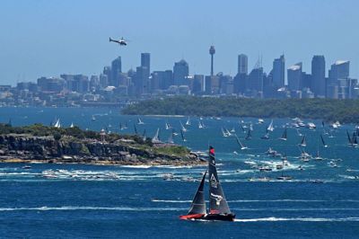 Politiet i New South Wales oplyser, at de fik anmeldelse om de to dødsfald direkte fra besætningerne på de to både i løbet af natten til fredag lokal tid.