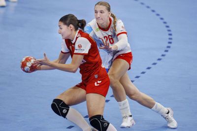 Stine Eiberg Jørgensen forsøger at sætte en tackling på schweiziske Daphné Gautschi i det indledende gruppespil ved EM.