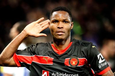 Ousmane Diao sender signaler mod tribunerne efter sin scoring til 1-0 for Royale Union Saint-Gilloise.