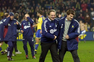 Per Bjerregaard er en af nøglepersonerne i Brøndbys historie. Her ses han med daværende cheftræner Michael Laudrup efter en europæisk kamp mod tyske Schalke 04 i 2003. (Arkivfoto).